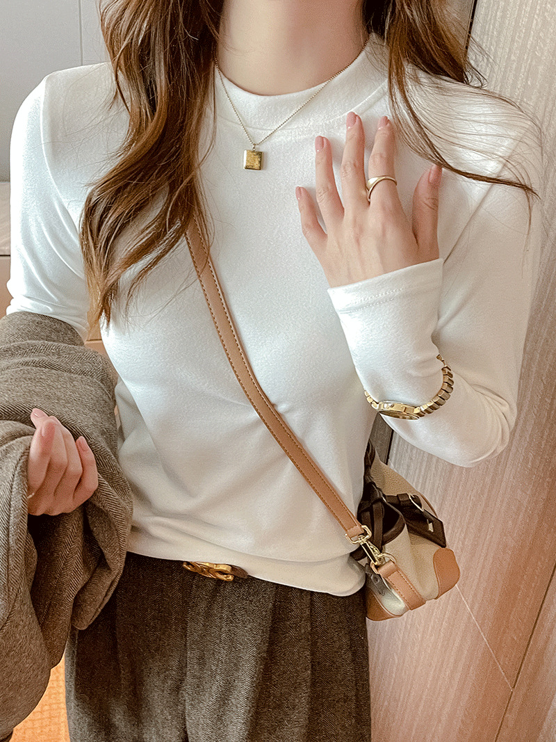 Women's long-sleeved base top with a fitted design